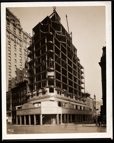Das Aeolian Company Gebäude im Bau an der 5th Avenue und 54th Street, New York, 1926 von Byron Company